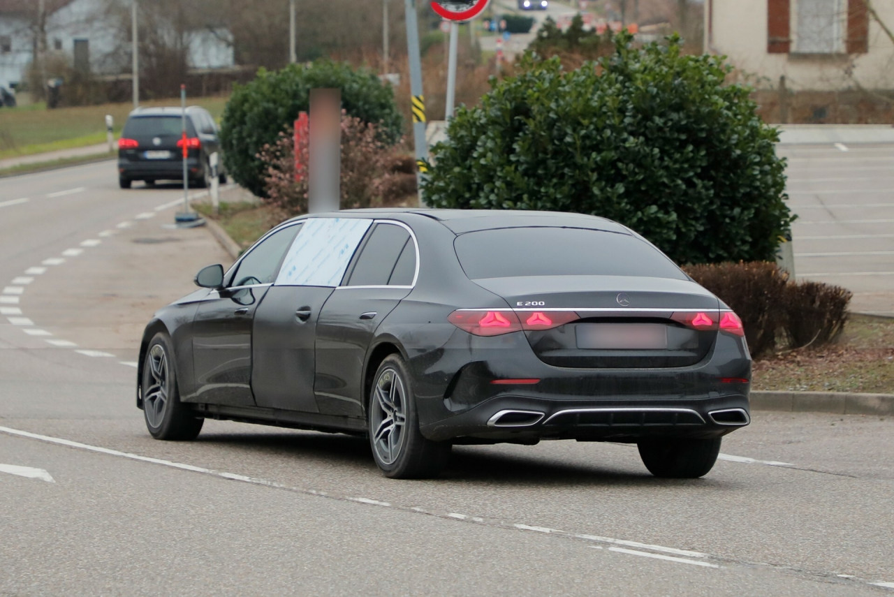 6-врата лимузина Mercedes E-Class оставя всички без думи