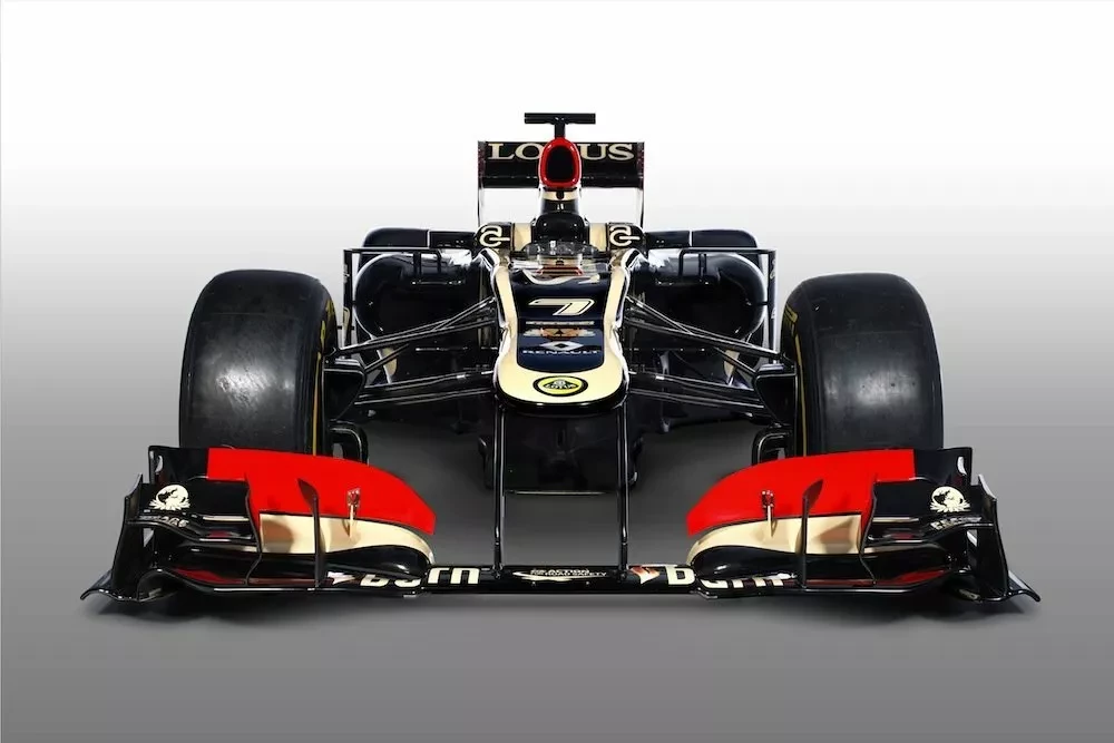 Автомобилът Lotus E21 F1 на Кими Райконен от 2013 г. може да бъде ваш на цената на Ferrari 296