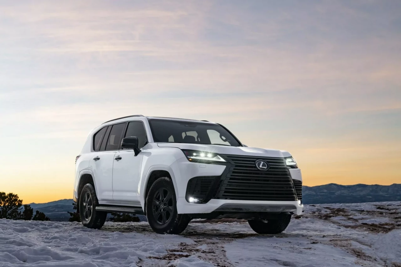 Lexus представи новия хибриден SUV LX 700h с подобрени характеристики и по-високи цени