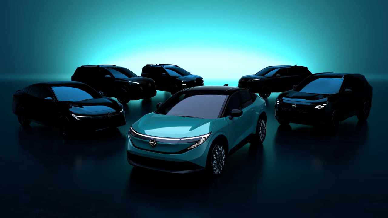 Nissan представя новия Leaf и загатва за следващото поколение Sentra Nissan представя новия Leaf и загатва за следващото поколение Sentra