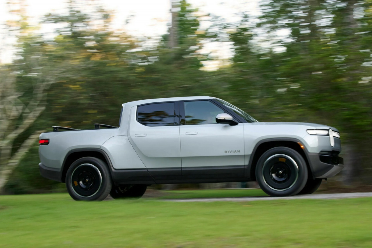 Rivian отзовава 28,000 електромобили поради проблем с мигачите