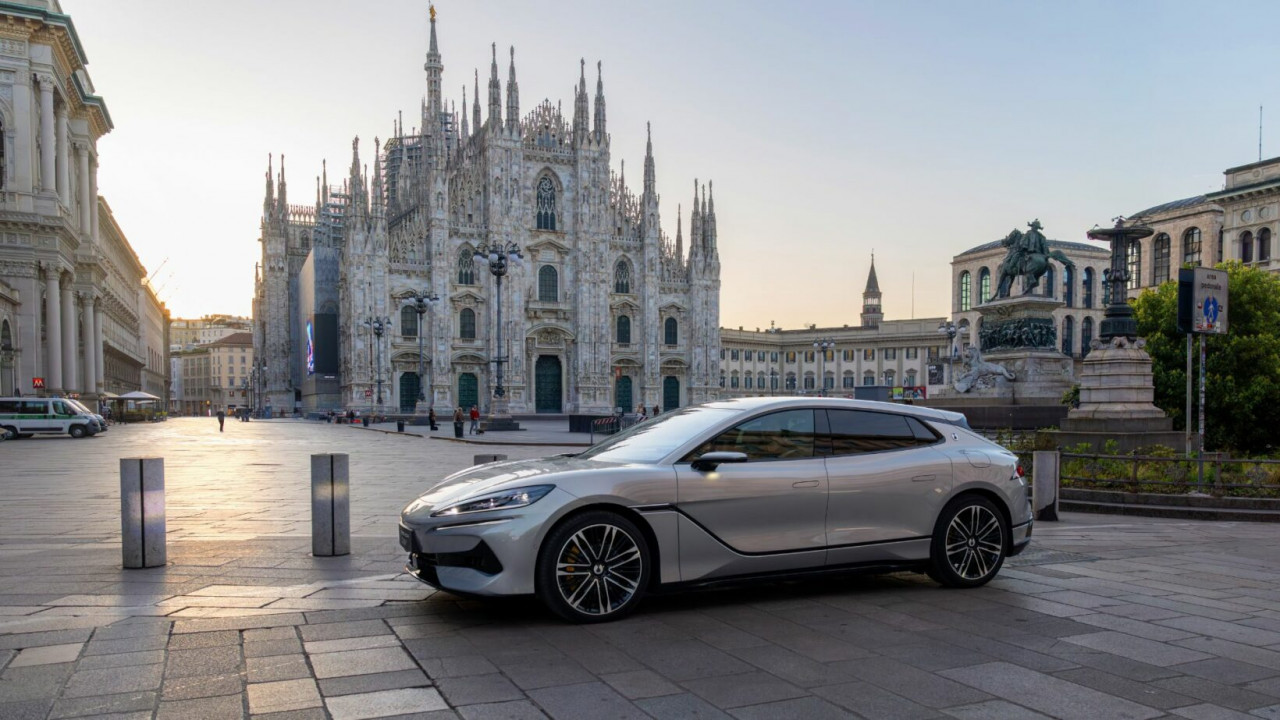 Тест драйв: Denza Z9GT - луксозният хибриден автомобил от Китай