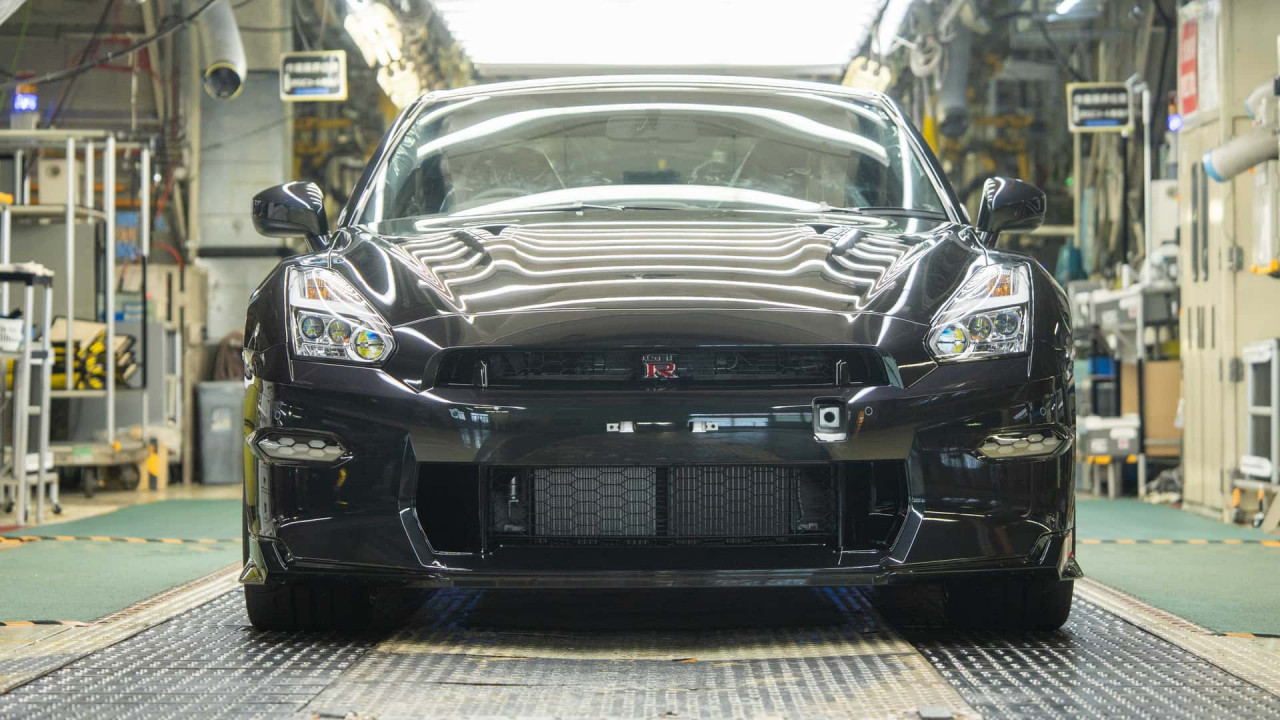 Последният Nissan GT-R R35 слиза от линията