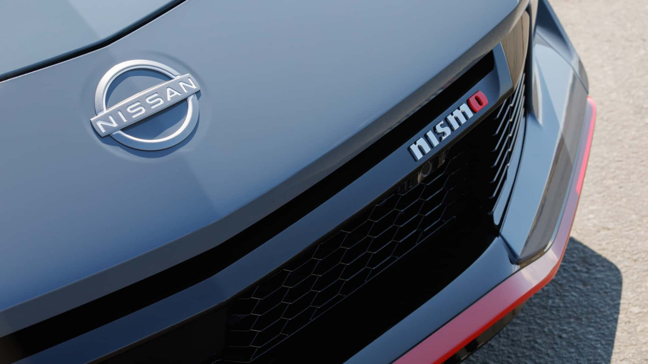 Nissan Z Nismo вече идва със шестстепенна ръчна скоростна кутия Nissan Z Nismo вече идва със шестстепенна ръчна скоростна кутия