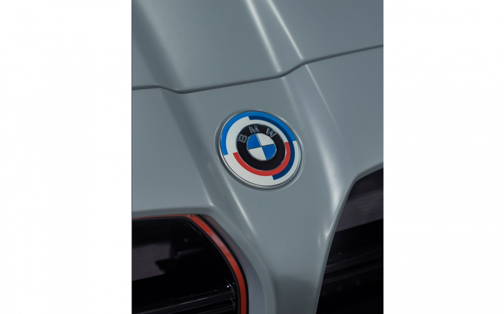 BMW M4 CSL показва винтидж емблема и червена решетка акценти в свеж тийзър