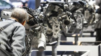 Работници във фабрика на Mercedes са изнасяли двигатели