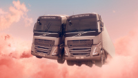 Volvo Trucks се влюбват, летят до облаците, накрая се разпускат на плажа по залез слънце (Видео)