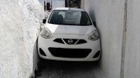 Nissan Micra заседна в много тясна уличка в Гърция