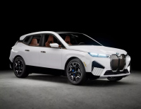 BMW изтегля iX EV заради проблема с круиз контрола