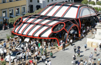 Гиганско Porsche 911 е истинската звезда на автомобилното изложение в Мюнхен