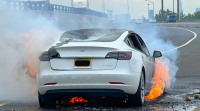 Вижте как Tesla Model 3 изгоря след удар на пътя