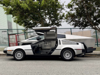 ВИДЕО: Когато Tesla Cybertruck срещна DeLorean