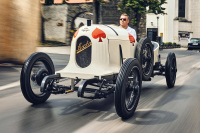 ВИДЕО: Състезателната кола на Фердинанд Порше излиза на пътя за първи път от 100 години
