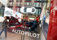 Tesla изтегля 2 милиона автомобила заради проблем с автопилота