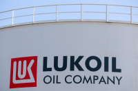 Заради забраната за износ на продукти Лукойл спря да работи с руски петрол