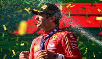 Карлос Сайнц взе първата победа на Ферари за сезона с впечатляващо представяне по време на Гран при на Австралия