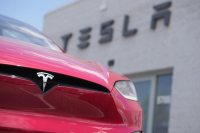 Продажбите на Tesla спадат за първи път от 2020 г., тъй като конкуренцията за EV се разгаря