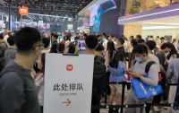 Хората чакат часове, за да видят Xiaomi SU7 на автоизложението в Пекин (ВИДЕО)