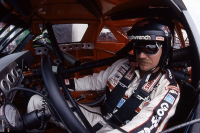 Amazon прави документален филм за легендата от NASCAR Дейл Ърнхард