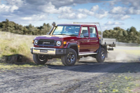 Toyota Land Cruiser J70 с обновена механична трансмисия и пет предавки